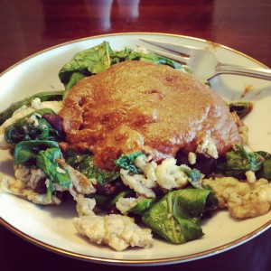 Eggs with spinach and mole